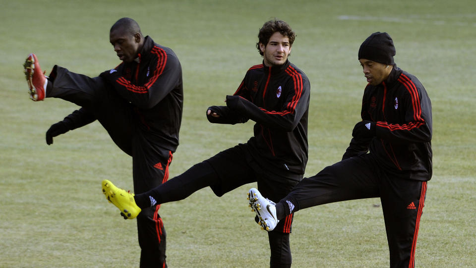 VIKTIGE SPARK ONSDAG: Clarence Seedorf og Pato ser ut til � kunne stille sammen med Ronaldinho og de andre n�r Milan spiller den viktige Champions League-returen mot Manchester United onsdag kveld.Foto: SCANPIX/AFP/DAMIEN MEYER