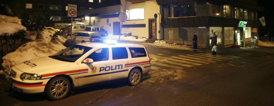 DRAMA: Politiet unders�ker n� klare blodspor fra butikken. Foto: Torbj�rn Gr�nning