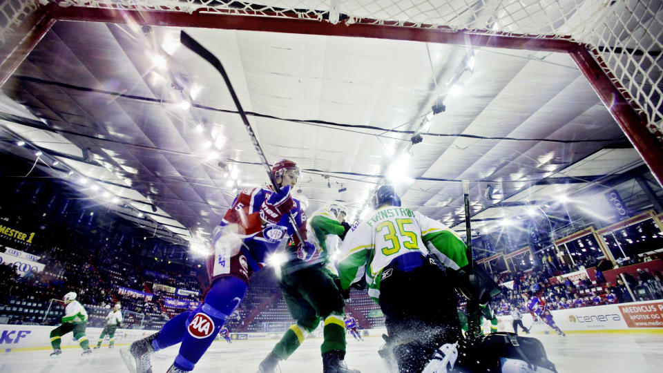 N�RMER SEG: VIFs Brede Frettem Csiszar (t.v.) n�r m�let til keeper i MS, Linus Fernstr�m under kvartfinalekampen i ishockey mellom V�lerenga og Manglerud Star p� Jordal Amfi. VIF vant 4-1.
Foto: Kyrre Lien / Scanpix