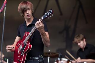 OPPDAGELSEN: Gunnar Lindh spiller trommer, og har v�rt viktig for trommisen i Borl�nge-bandet Mando Diao. Dette bildet er fra Tyskland-turneen til bandet. Denne turneen fulgte Gunnar Lindh, og det var da han skulle ta push-ups i turnebussen at han oppdaget at det kanskje ikke var fett som gjorde at han hadde lagt p� seg. Noe stakk litt ut. Foto: EPA