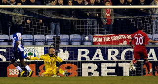 NAVNGIR REINA: Pepe Reina f�r kritikk av sjefen fordi han kjeftet p� medspillerne etter Hugo Rodallegas seiersm�l for Wigan mandag. Foto: AFP PHOTO/PAUL ELLIS
