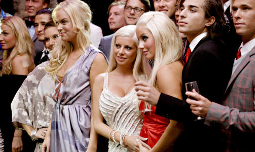 PREMIEREKLARE BLONDINER: Karoline (t.v. i lilla kjole), Tine (i midten i hvitt) og Thea (i r�dt). Foto: Torbj�rn Gr�nning  / Dagbladet