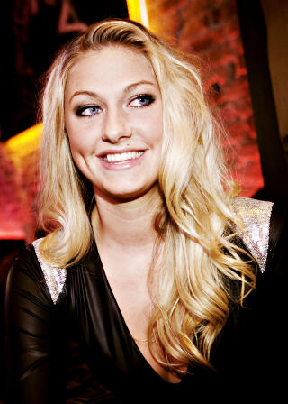 SM�FORELSKA: - Det var jo s� mange deilige gutter der, og de blir bare bedre n�r man blir kjent med dem. Jeg ble litt forelska - i selve hotellet, sier Victoria Norrman (20) med et lurt smil. Foto: Torbj�rn Gr�nning  / Dagbladet