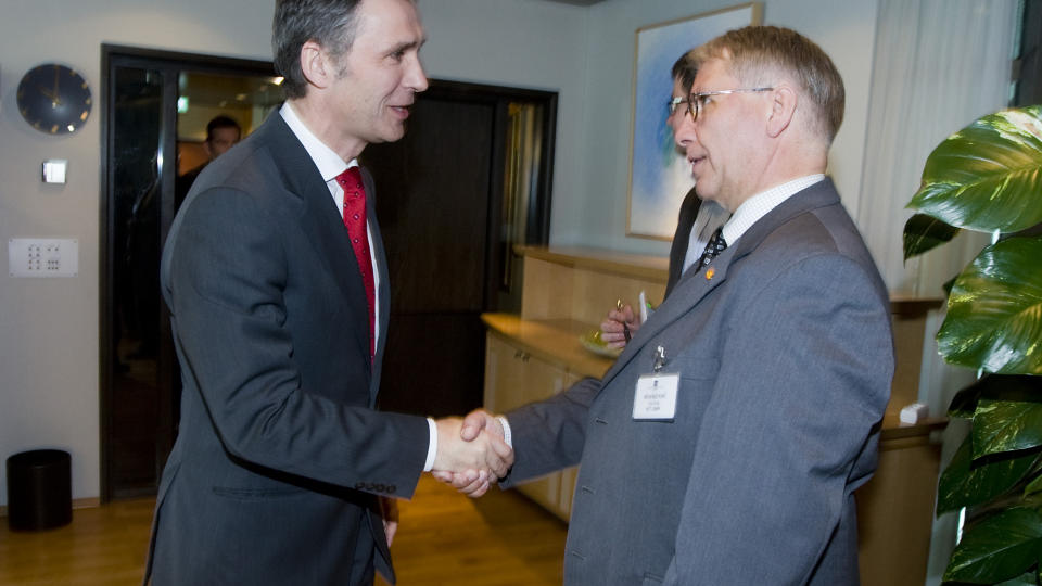  �RSL�NN: 221.000 MER ENN STATSMINISTEREN:  Norske veier er rangert som Europas d�rligste, men veidirekt�r Terje Moe Gustavsen tjener 221.000 kroner mer i �ret enn sin gamle sjef, statsminister Jens Stoltenberg. Moe Gustavsen var samferdselsminister i Stoltenberg I-regjeringen. �rsl�nn n�: veidirekt�ren 1.489.000 - statsministeren 1.268.000. FOTO: HEIKO JUNGE, SCANPIX,