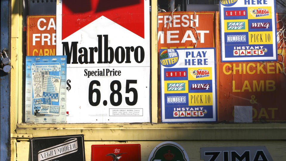  RYKK TILBAKE TIL START:  Norske myndigheter m� tillate at tobakk kan stilles ut og selges som en hvilken som helst annen dagligvare - som her i en storkiosk i New York, krever tobakksgiganten Philip Morris, som i dag leverer en rettslig stevning i Oslo tingrett. Verdens st�rste tobakksprodusenten kalkuklerer s�ksm�let som en pr�vesak for hele det europeiske frihandelsomr�det EFTA. FOTO: AP/SCANPIX.