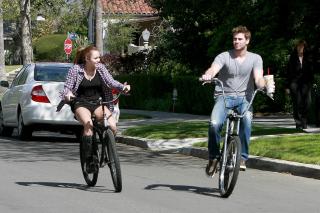 P� SYKKELTUR. Miley Cyrus varmet opp til Oscar-utdelingen med en luftetur sammen med typen. Her fra en sykkeltur noen dager tidligere. Foto: STELLA PICTURES
