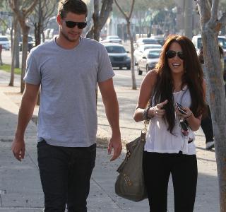 SAMMEN P� GATA: Det har lenge versert rykter i amerikansk sladrepresse om at Miley Cyrus og Liam Hemsworth er et par, og n� har Cyrus selv bekreftet forholdet. Foto: STELLA PICTURES