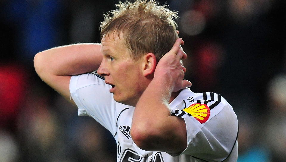 BLE SKADET P� KUNSTGRESS: Steffen Iversen hinket av banen i superfinalen mot Aalesund p� s�ndag. RBK-spissen mener bare to baner i Norge burde f�tt tillatelse til � ha kunstgress p� sine hjemmearenaer. 
Foto: Ned Alley / Scanpix