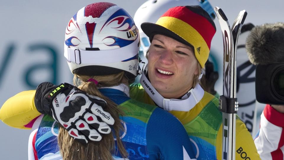 GULLVINNERE: Her blir Maria Riesch (t.h) gratulert av Lindsay Vonn etter OL-gullet i superkombinasjonen i Vancouver. Foto: AP/The Canadian Press/Frank Gunn