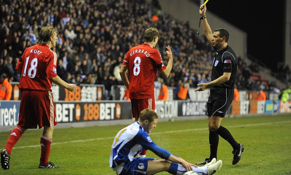 INGEN STRAFF: Dommer Andre Marriner s� Steven Gerrards to fingre, s� da kan ingen videobilder overpr�ve hans avgj�relse om � ikke straffe Liverpool-kapteinen. Foto: PA/SCANPIX
