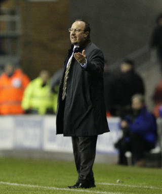 S� IKKE FINGRENE: Rafael Benitez sier han sto for langt unna til � kommentere kapteinens reaksjon p� et gult kort. Foto: AP/Jon Super