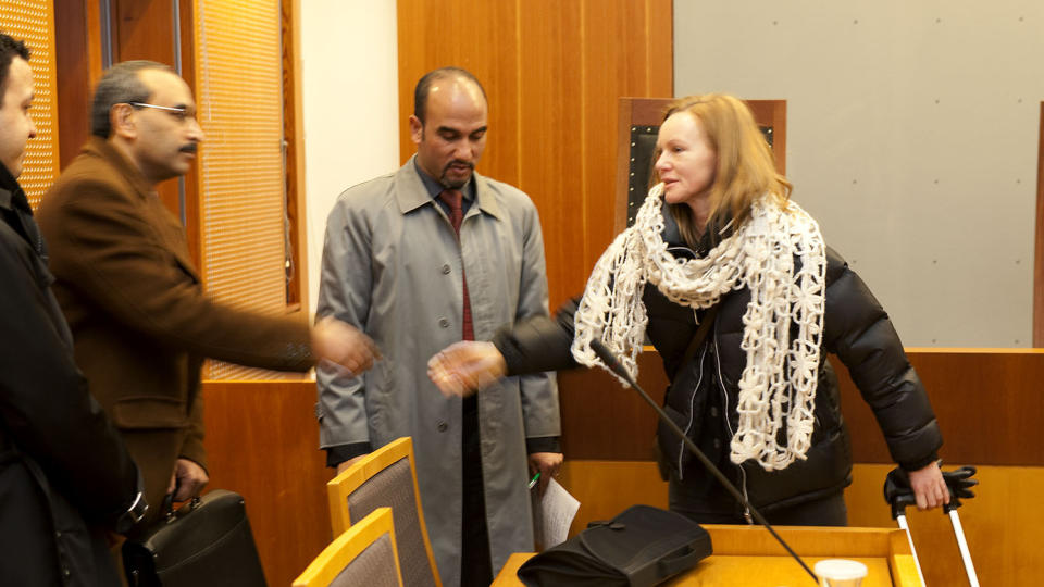   Anne Cecilie Hopstock forklarte seg i formiddag i formiddag om sin rolle i smuglingen av barna. Her hilser hun p� to representanter fra marokkanske myndigheter.  Foto: Jon Terje Hansen