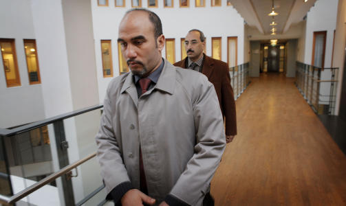 To marokkanske politimenn avh�rte i g�r nordmennene som gjennomf�rte barnesmuglingen. De fikk ikke v�re i rettslokalet i dag, men satt i et naborom hvor Hopstocks forklaring ble oversatt til arabisk. Foto: Jon Terje Hansen