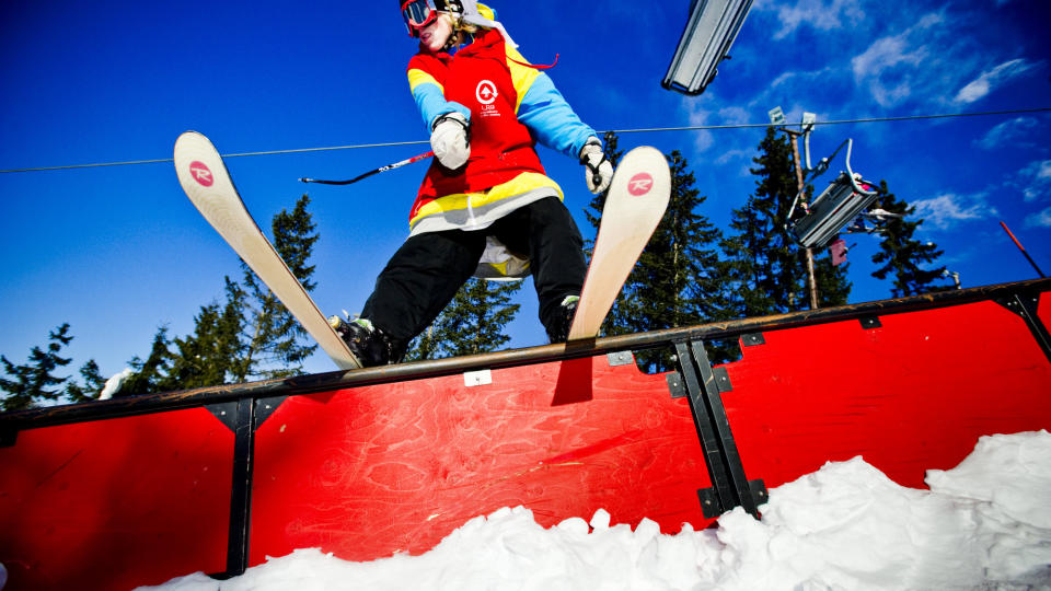  TRYVANN VINTERPARK: En av tre i hovedstaden st�r p� ski eller snowboard minst en gang i sesongen.  Her er det Nicklas Bj�rtomt Kristiansen (16 �r, fra Oslo som viser noen av sine tricks. Alle foto: Thomas Rasmus Skaug