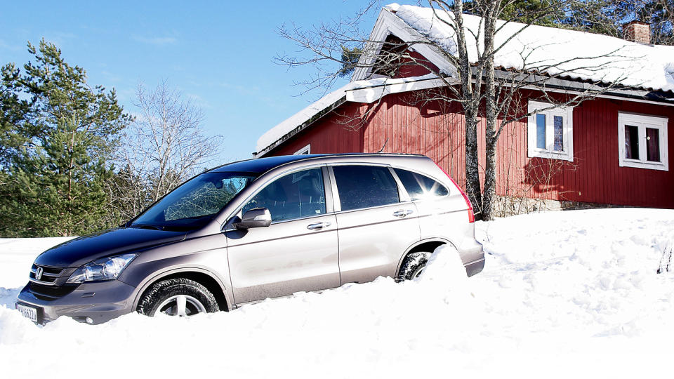 INGEN STORE FORANDRINGER: Utvendig er det helt minimale forandringer � se p� 2010-utgaven av Honda CR-V, sammenliknet med 2007-utgaven. Men under skallet kan du omsider f� kombinasjonen diesel og automat. Foto: �yvind Monn-Iversen