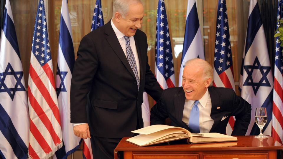 P� MIDT�STEN-BES�K: USAs visepresident Joe Biden (til h�yre) kommer til et m�te med Israels president Shimon Peres i Peres' embetsbolig i Jerusalem tirsdag. Foto: EPA/DEBBIE HILL/SCANPIX
