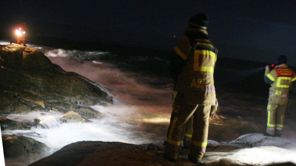 OMKOM: Redningsmannskap leter her etter to jentene p� ni �r som falt i vannet i Kristiansund s�ndag kveld. Ei tredje jente overlevde. Foto: SCANPIX/Brunsvika.net