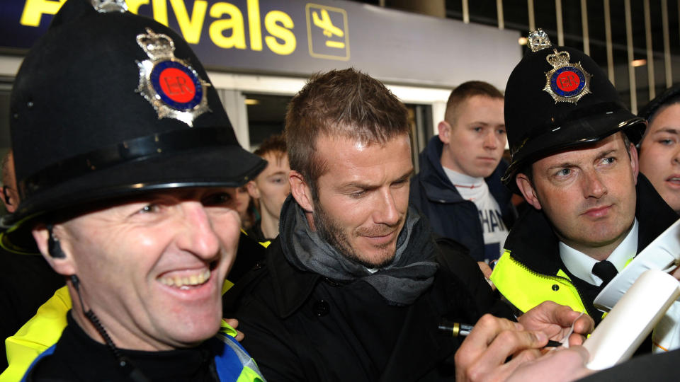 TILBAKE I MANCHESTER: David Beckham skriver autografer etter at han i dag landet i Manchester i dag. Foto: Paul Ellis, AFP/Scanpix