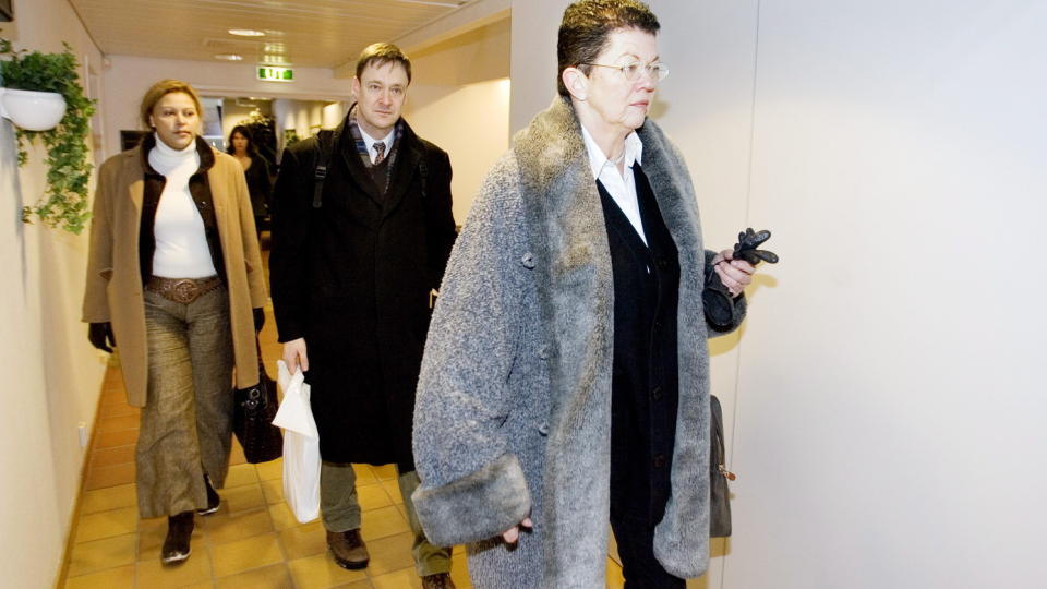 F�R ERSTATNING:  Advokat Ellen Holager Anden�s (foran), hennes advokat John Christian Elden og Anden�s sekret�r Anna Nilsen fotografert da de var p� vei inn til avh�r i Asker- og B�rum tingrett i forbindelse med anklagene fra Christer Tromsdal. N� f�r Anden�s 10.000 kroner i erstatning fra staten for uberettiget straffeforf�lgelse. Foto GR�NNING/TORBJ�RN Dagbladet