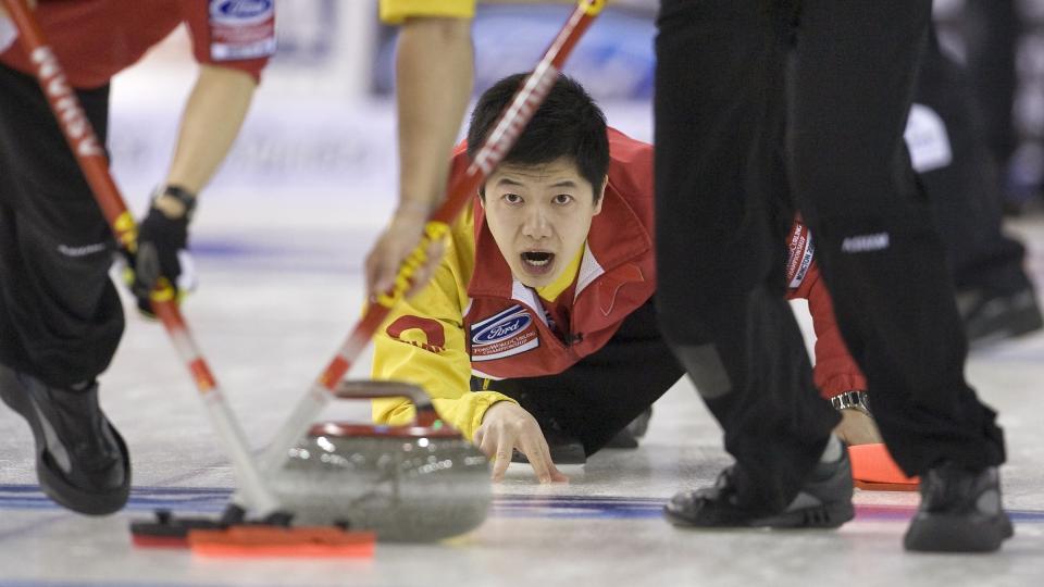 FLOPPET: Skip Wang Fengchun ble utpekt som den store synderen etter Kinas curlingfiasko, der laget bare vant to av ni kamper.  N� er Fengchun sparket fra laget - og han fikk heller ikke v�re med p� velkomstmiddagen da han kom hjem - i feil lue... Foto: REUTERS/Andy Clark