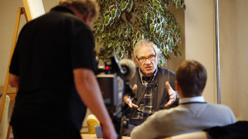 SKAPTE FURORE: Lars Vilks, som her blir intervjuet hjemme i Klippan i Sverige. Foto: AP/John McConnico/Scanpix