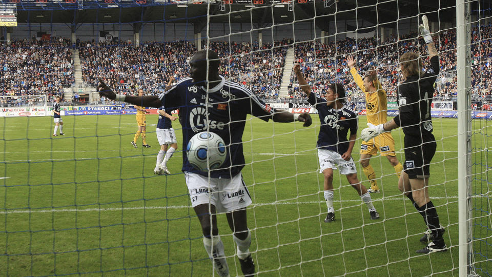 STAVANGER  20090503:
Hjemmelagets Mame Niang setter ballen bak Bod�/Glimts m�lvakt Pavel Londak, men f�r m�let annulert under eliteseriekampen i fotball  mellom Viking og Bod�/Glimt i Stavanger  s�ndag.
Foto:  Alf Ove Hansen / SCANPIX