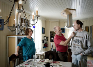 �pne d�rer: Marion og mannen Harald Sundby (r�d skjorte) lar folk v�re som de er.
&mdash; Det er mye skam og angst knyttet til transemilj�et. En gammel mann brukte � sette
fra seg dametingene sine i forvaring her i huset, slik at familien ikke skulle finne det
om han skulle d� p� reisen. Foto: Thomas Rasmus Skaug / Dagbladet
