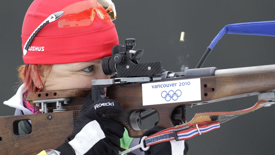 LEGGER OPP: Kati Wilhelm jublet for stafettbronse i OL i Vancouver. N� er karrieren over. Foto: Scanpix / AP /Jin-man Lee