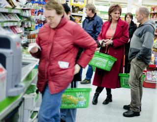 �� kjenne p� sola�: Normann (i r�d k�pe) er for aller f�rste gang ute blant folk som Natasja p� dagligvarebutikken i n�rmilj�et sitt. Selv om Kiwi p� Kapp sannsynligvis er den butikken i Norge som f�r
bes�k av flest transer, er Normann veldig nerv�s. Foto: Thomas Rasmus Skaug / Dagbladet
