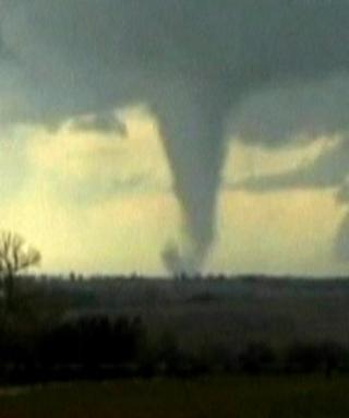 TRUENDE: Tornadojegerne fulgte stormen. Foto: Reuters.