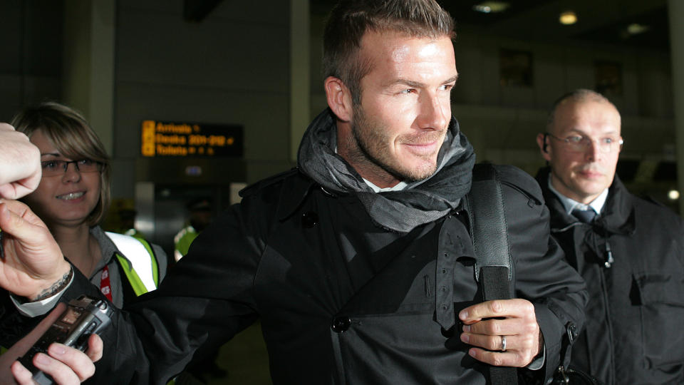 TILBAKE: Manchester-folket m�tte opp mannsterke da David Beckham landet sammen med de andre Milan-stjernene i ettermiddag.Foto: SCANPIX/AP/Tim Hales
