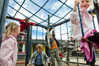 KAN BLI STRESSA: H�gskolelektor Brit Nordbr�nd frykter at barna skal bli stressa av all testingen. Foto: Nina Hansen