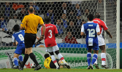 M� UNNG� DETTE: 17. februar n�rmet det seg komi-kveld p� Dragon Stadion i Porto, da Lukasz Fabianski m�tte ta skylda for minst en baklengs.Foto: SCANPIX/AP/Paulo Duarte