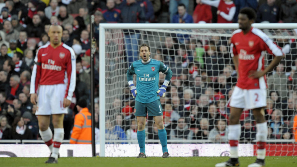 STORT ANSVAR: Sisteskanse, og trolig kaptein. Arsenal-m�lvakt Manuel Almunia b�r holde buret rent for � sikre Arsenal-avansement i Champions League i kveld, mot to av Europas mest m�lk�te spisser.Foto: SCANPIX/AFP/OLLY GREENWOOD