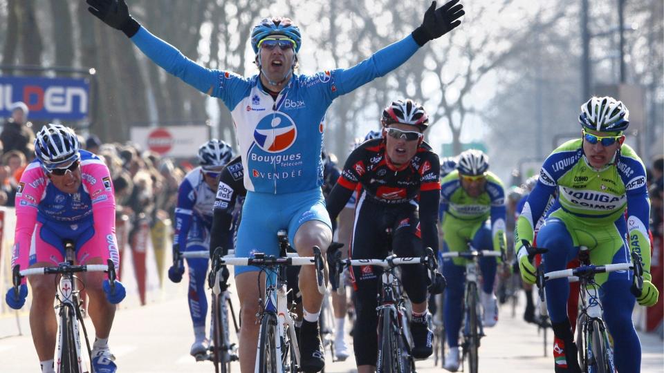 STERKEST: William Bonnet spurtet og vant i Paris-Nice. Men franskmannen var heldig som ikke gikk i asfalten. Foto: Scanpix/EPA/GUILLAUME HORCAJUELO