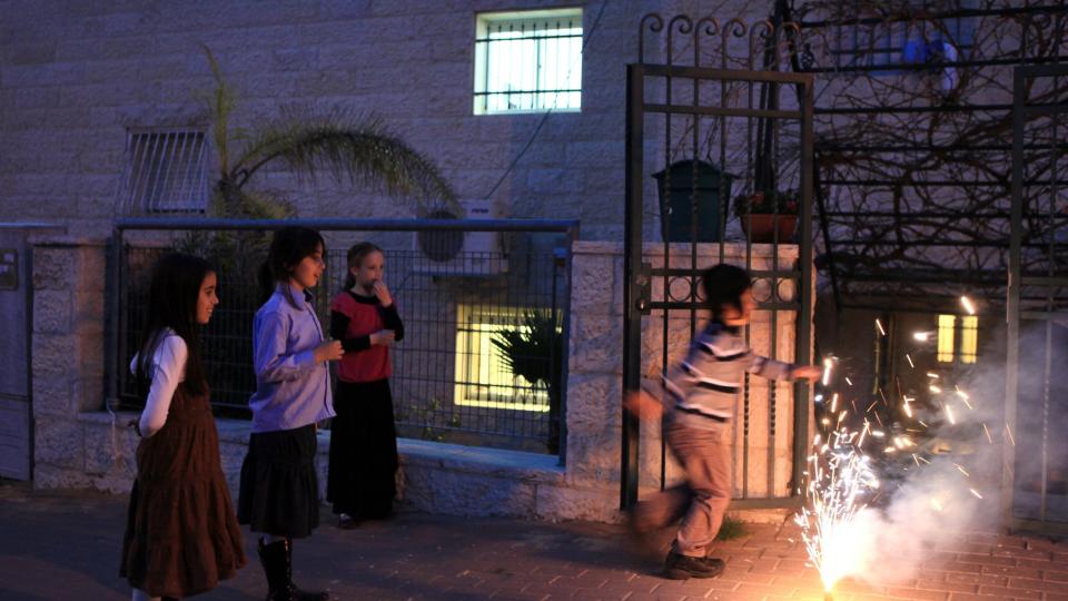 F�R FLERE BOSETTERE: J�diske barn leker i �st-Jerusalem. Foto: EPA/JIM HOLLANDER/Scanpix