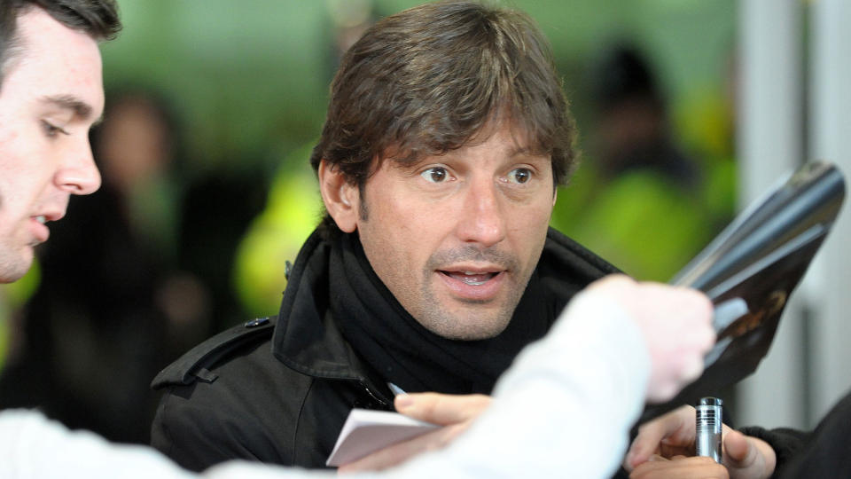 P� PLASS: Milan-sjef Leonardo tok med seg Massimo Ambrosini p� pressekonferansen f�r kampen mot Manchester United i morgen, David Beckham for vente p� s�kelyset. Leonardo er optimistisk med tanke p� avansement.Foto: SCANPIX/AFP/PAUL ELLIS