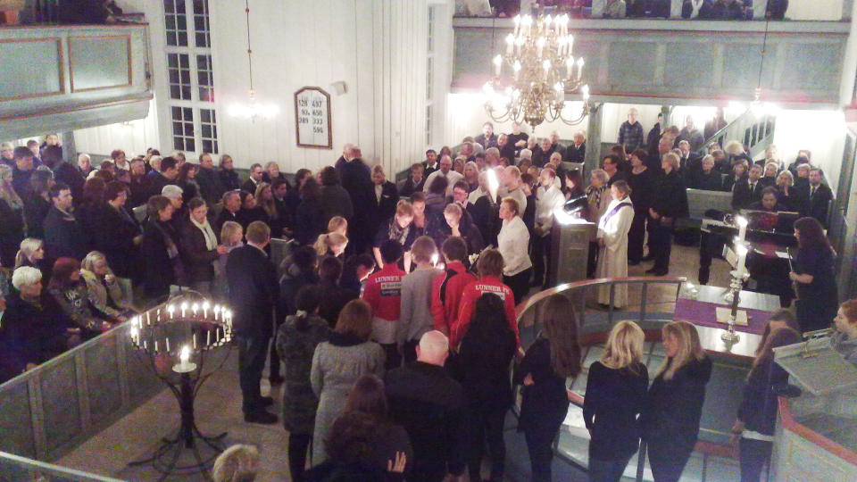 SAMLET I SORG: Lunner kirke var fullsatt under minnestund for Vera Vildmyren. Foto: Sveinung Uddu Ystad