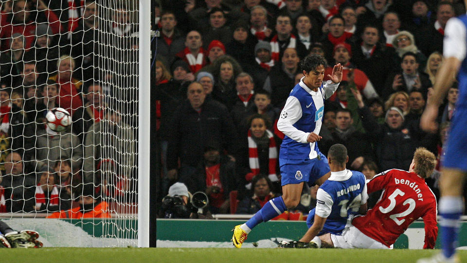 STARTET TIDLIG: Nicklas Bendtner skled inn 1-0 etter bare ti minutters spill.Foto: SCANPIX/AFP/Ian Kington