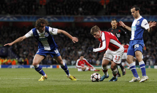 KUNSTNER: Andrej Arsjavin storspilte for Arsenal, her eksemplifisert ved driblingene som endte i en m�lgivende pasning til 2-0.Foto: SCANPIX/REUTERS/Eddie Keogh