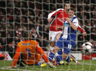 MER KUNST: Samir Nasris 3-0-scoring var ogs� av det fantastiske slaget.Foto: SCANPIX/AP