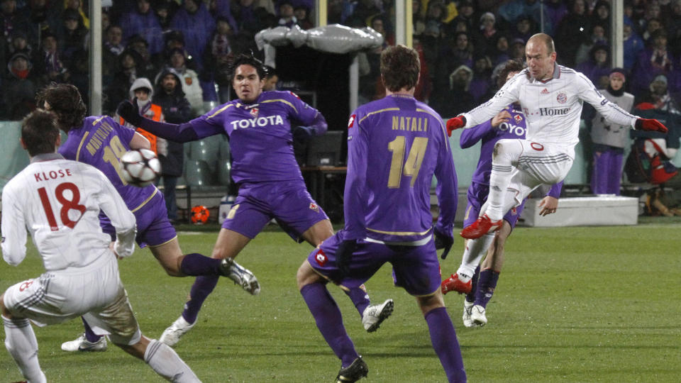 SUSER:  Bayern Munchens Arjen Robben dundret til fra 25 meter, og s� ballen fyke inn i motsatt kryss. Det ble til slutt den avgj�rende scoringen for tyskerne mot Fiorentina.Foto: SCANPIX/AP/Fabrizio Giovannozzi