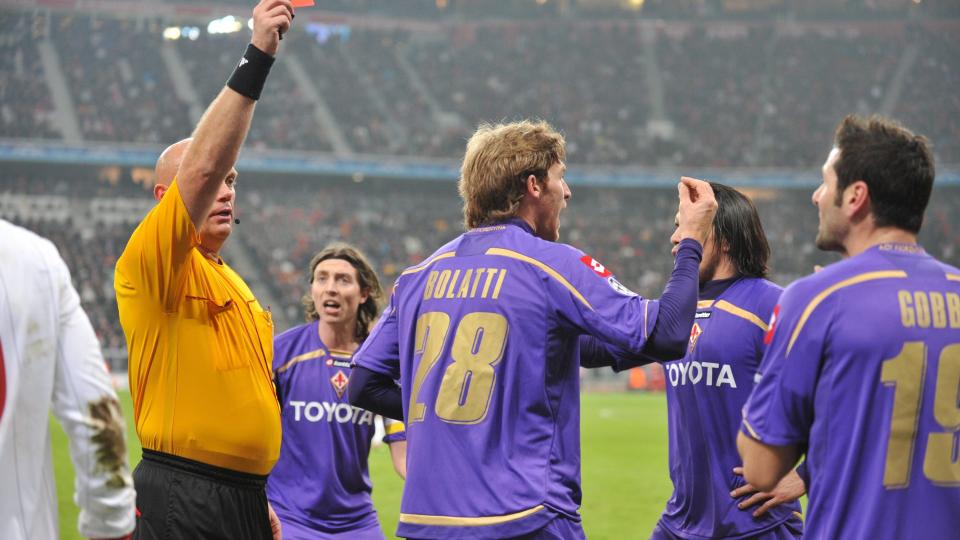  F�R ALL SKYLD:  Fiorentinas klubbpresident gir innsatsen til dommer Tom Henning �vreb� for fire uker siden skylden for at Fiorentina i g�r kveld ble sl�tt ut av Mesterligaen. Her en avgj�relse fra den f�rste kampen 17. februar som italieneren mislikte. �vreb� gir r�dt kort til Massimo Gobbi. Og p� slutten av kampen godkjente han en tvilsom scoring til Bayern Munchen. FOTO: EPA/SCANPIX.