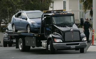  INNTAUET:  Toyota Prius'en til Jeff Sikes blir brakt til verskted etter skrekkturen mandag. FOTO: SAN DIEGO UNION TRIBUNE/AP/SCANPIX.