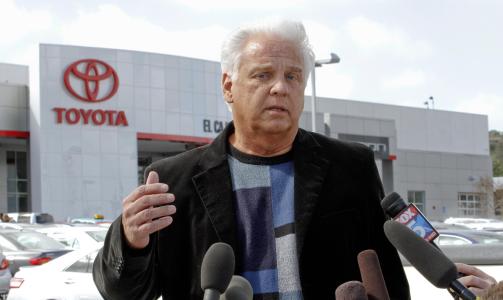  VETTSKREMT:  Toyota-sj�f�r Jeff Sikes (61) beskriver den ukontrollerte kj�returen p� motorveien i san Diego - her utenfor bilverkstedet i El Cajun, California. FOTO: AP/SCANPIX.