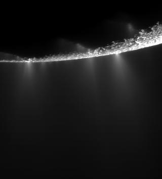 SPRUTER: Sonden Cassini avsl�rte nylig geysirer p� Saturns st�rste m�ne Enceladus. Det kan tyde p� et flytende hav under isoverflata. Og der det er vann kan det v�re liv. Foto: NASA