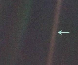 - SE IGJEN P� PRIKKEN. Det er her, det er hjemme, det er oss, sa astronomlegenden Carl Sagan om dette bildet av jorda kalt �Pale Blue Dot�. Det ble tatt i 1990 fra en avstand p� 6 milliarder kilometer av Voyager 1, Foto: NASA
