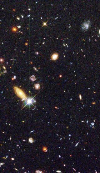DYPT: Et fundamentalt prinsipp er at universet ser likt ut i alle retninger. Prikkene du ser i dette bildet er ikke enkeltstjerner, men hele galakser med milliarder av soler i hver. Bildet, kalt Hubble Deep Field ble skapt i 1995, da romteleskopet siktet mot en liten, men tilsynelatende tom del av himmelen. Foto: REUTERS/Robert Williams and the Hubble Deep Field Team (STScI) and NASA/SCANPIX
