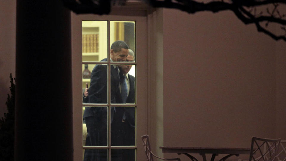 SIDE OM SIDE: President Barack Obama med armen rundt sin omstridte stabssjef Rahm Emanuel inne p� Det ovale kontor i Det hvite hus. Foto: AP Photo/Charles Dharapak/SCANPIX