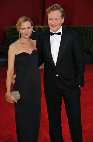P� DEN R�DE L�PEREN: Conan O'Brien og kona Liza Powel f�r utdelingen av Emmy Awards i fjor. Foto:  AFP PHOTO/Robyn BECK/FILES